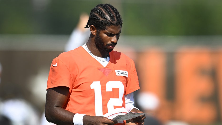 Shedeur Sanders' practice abbreviated due to shoulder soreness as fellow QB returns from injury Cairns Accountant